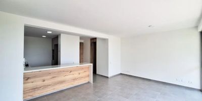 Para mayor información escribanos vía WhatsApp y uno de nuestros agentes inmobiliarios te atenderá.
¡Maravilloso apartamento a estrenar en alquiler! Ubicado en el cuarto piso del conjunto residencial Colinas del Mameyal, en la exclusiva zona del oeste de Cali, barrio Bellavista, en la vía hacia Cristo Rey.
Este apartamento de 93 m² cuenta con una amplia sala-comedor, un gran balcón con vista panorámica a la ciudad, cocina integral estilo americano totalmente equipada, habitación principal con walk-in clóset y baño privado con doble lavamanos y ducha, una habitación auxiliar también con baño privado y clóset, zona de oficios independiente, medio baño social y dos parqueaderos lineales cubiertos en sótano.
El conjunto ofrece gimnasio completamente equipado, una sala de cine privada, piscinas, juegos infantiles, cancha multiple, dos salones sociales (uno abierto y otro cerrado), zonas verdes y muchas más comodidades.
