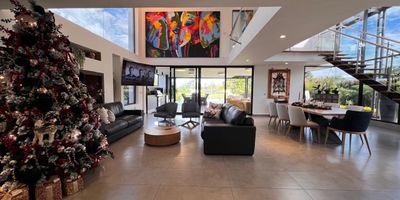 Casa venta en unidad cerrada, sector campestre, tranquilo cerca a restaurantes, centros comerciales, aeropuerto y multiples servicios del sector. Cuenta con 2 niveles, área de lote 1.470m2, piso en cerámica y madera, sala y comedor independiente, estar de TV, 5 alcobas con vestier en la principal, baño en cada alcoba, baño social, para un total de 6 baños, cocina integral abierta tipo americano, alcoba y baño de servicio, zona de ropas, balcón, terraza, jardín, muelle, útil y parqueaderos independientes cubiertos. Conjunto cerrado con salón social, parques infantiles, placa polideportiva, cancha de tenis, zonas verdes, vigilancia y portería 24 horas, citófono y circuito cerrado de TV.  *Inmuebles sujetos a verificación de disponibilidad*
