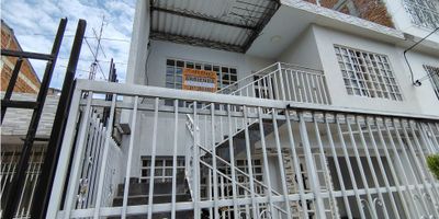 Arriendo moderno apartaestudio  ubicado al sur de Cali, Con un área total de 25 metros cuadrados, este espacio es ideal para aquellos que buscan vivir en una zona residencial y tranquila.

El apartaestudio ofrece un cómodo dormitorio con baño  perfecto para una persona  Además, está equipado con clósets espaciosos para almacenar toda tu ropa y pertenencias. También cuenta con doble ventana, lo que permite el paso de luz natural y aire fresco para crear un ambiente acogedor y luminoso.

La cocina está diseñada con un estilo moderno y funcional, con un lavaplatos para facilitar las tareas del hogar. Además, tiene una zona de lavandería para mantener tu apartamento siempre limpio y ordenado.

Si eres una persona que valora la actividad física, te encantará saber que este apartaestudio se encuentra cerca de un gimnasio y parques donde podrás realizar ejercicio y disfrutar de la naturaleza. Además, tiene acceso a transporte público cercano, lo que facilita tus desplazamientos por la ciudad.

Este apartaestudio se encuentra en un edificio multifamiliar, lo que te brinda la oportunidad de interactuar con tus vecinos y crear nuevas amistades. En resumen, este apartamento ofrece una excelente ubicación, comodidades modernas y un ambiente acogedor y tranquilo, ¡todo en un solo lugar!
