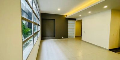 Para mayor información escribanos vía WhatsApp y uno de nuestros agentes inmobiliarios te atenderá.
Se alquila apartamento recién remodelado hace dos años en Santa Teresita, es como vivir en una casa pero dentro de un edificio, 115 mts de apartamento, más 100 mts de terraza privada, 2 habitaciones, estudio o habitación del servicio, cocina integral nueva, 3 baños completos, habitación principal con Walk-in closet y patio interno, zona de lavados más patio de ropas, parqueadero para 2 carros, Porteria 24 horas.
Tiene ascensor.
