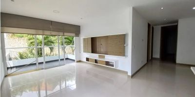 Para mayor información escribanos vía WhatsApp y uno de nuestros agentes inmobiliarios te atenderá.
 maravilloso apartamento en el Oeste de Cali, barrio Santa teresita, 122 m2 en segundo piso con ascensor, con un microclima inigualable, rodeado por zonas verdes, calle muy tranquila, edificio de solo 59 apartamentos, cuenta con 3 alcobas, la principal con aire acondicionado, balcón, vestier y baño, sala comedor con balcón vista al exterior y al cerro de las tres cruces, cocina integral abierta, cuarto de servicio con baño, zona de oficios independiente, baño social y baño de alcobas, el apartamento es muy fresco e iluminado, dotado con persianas, calentador, cuenta con garaje doble lineal en sotano y cuarto útil.
El edificio cuenta con seguridad privada 24/7 parqueadero interno para visitantes, zona social como pisicina, gimnasio, salón social, turco y cancha micro fútbol ubicados en la terraza, con una majestuosa vista a la ciudad, además de una planta eléctrica que alimenta todo el ed