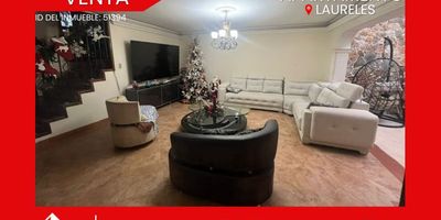 Descubre esta increíble propiedad de 292 m², diseñada para quienes buscan amplitud, confort y un hogar lleno de posibilidades. Cuenta con 4 habitaciones, 3 baños, 1 garaje, 2 cuartos útiles, una acogedora biblioteca y un mezanine que fácilmente puede convertirse en una quinta habitación. Sus 3 patios aportan luz y ventilación natural, creando ambientes cálidos y agradables, mientras que su exclusivo jacuzzi tipo cabaña ofrece un espacio perfecto para el descanso y la relajación. Una casa con carácter, encanto y el espacio ideal para disfrutar cada momento en familia. ¡Una oportunidad única que lo tiene todo!