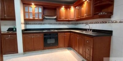 Codigo Wasi: 9654639
Casa con buenos espacios distribuidos en ocho alcobas con closets. La casa ademas de las ocho alcobas, tiene dos patios, sala comedor, cocina integral, cuatro baños, el baño de la alcoba principal con bañera, un balcon, garaje. Una oportunidad para tu casa ideal. 

Asesor: Farith Copete Cel: 3014299381
