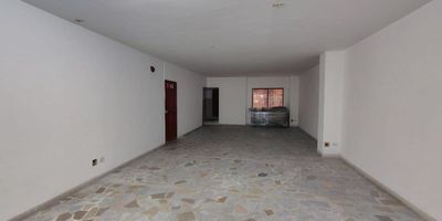 Bodega disponible en Caribe para arriendo, la bodega cuenta con excelentes rutas de acceso y de transporte público, ubicada en un 3er piso con ascensor de carga con capacidad de 600kg, 3 baños, cocineta y energía trifásica, puerta en fachada para ingreso de mercancía, ideal para cualquier tipo de industria, agenda una visita al 301.598.9091