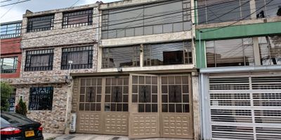 CODIGO 9654FR661

Se vende o arrienda casa de cuatro pisos en el Barrio Jorge Gaitan Cortes, un barrio residencial y comercial muy tranquilo. En el primer piso encontramos: garaje cubierto para un vehículo, sala comedor de buen tamaño, una cocina, un baño completo y un patio cubierto. En el segundo nivel encontramos: cuatro habitaciones amplias y un baño completo. En el tercer piso y cuarto piso un espacio que puede funcionar como un apartamento dúplex con: sala comedor, cocina abierta, un espacio de estudio, un patio cubierto, un baño completo; y en el siguiente nivel: dos habitaciones y un baño.

La casa se encuentra ubicada en un barrio residencial y comercial, por lo que se pueden ver muchas familias tracionales y los oficios característicos de la zona; tiene a pocos minutos caminando zonas comerciales, centros de salud,  supermercados y colegios.

¡Una oportunidad única para vivir o invertir en uno de los barrios más céntricos de Bogotá!
