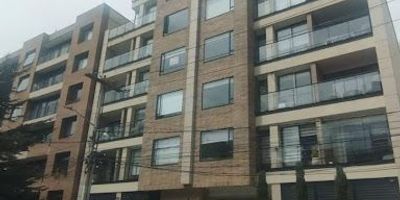 71 M2, AMOBLADO, DOS ALCOBAS  PPAL CON BAÑO, BAÑO AUXILIAR DE ALCOBA Y SOCIAL, SALON COMEDOR CON SALIDA  A  BALCON, COCINA TIPO LOFT  A  GAS CON  COMEDOR AUXILIAR, ZONA DE LAVANDERIA CON CALENTADOR A GAS, BAÑO DE SERVICIO, EXTERIOR CON MUY BUENA VISTA, EXCELENTE ESTADO, PISO EN MADERA LAMINADA  Y CERAMICA EN AREA SOCIAL,  UN GARAJE No  Y DEPOSITO No,  ESTRATO 5, EDIFICIO 28  AÑOS DE CONSTRUIDO,   EDIFICIO CON SALON SOCIAL, TERRAZA CON B.B.Q., GIMNASIO PEQUEÑO, SALA DE DE VISITAS.               