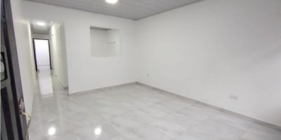 COD 9654FR668?✨ ¡Venta‼️ Casa de un nivel en La Isla, Cuba!
Una excelente oportunidad para invertir o vivir en un sector tranquilo y de gran proyección.

? Área total: 49 m²
? Frente: 3,50 m
? Fondo: 14 m

?️ 2 habitaciones (con posibilidad de subdividir y obtener una 3ra habitación)
? 1 baño
?️ Sala–comedor
? Cocina integral
? Patio

? Valor: $170.000.000

¡Aprovecha esta oportunidad y agenda tu visita! ✨

 

 

 
