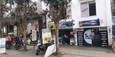 Este local comercial de 29 m2 en Armenia, Quindío es la oportunidad perfecta para iniciar tu negocio en una de las zonas más desarrolladas de la región. Con una ubicación estratégica,  ofreciendo un espacio amplio y versátil para adecuar según tus necesidades. Con mostradores en madera RH y mesón en Mármol, tiene lavaplatos y baño privado. Tiene contrato de arrendamiento vigente desde hace cuatro años.

Renta mensual libre de administración de $1’680.000
 

En cuanto a ubicación, en el sector encontramos acceso a transporte público, colegios, universidades, supermercados, restaurantes. 

En resumen, este local comercial es una excelente opción para iniciar o expandir tu negocio en una ubicación estratégica y con todas las comodidades necesarias para garantizar el éxito. No pierdas esta oportunidad única en Armenia, Quindío y contáctanos para más información. ¡No te arrepentirás!
