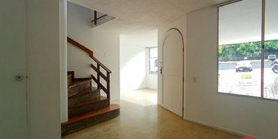 Casa en arriendo ubicada en el sector Las Antillas, Envigado. Cuenta con 3 habitaciones, 3 clósets, 4 baños, sala-comedor, sala de estar o estudio, zona de ropas, patio, cocina integral y balcón. Incluye parqueadero cubierto y cuarto útil. La unidad residencial ofrece portería 24 horas, piscina, turco, parque infantil, salón social y dos canchas deportivas. Ubicada en una zona residencial tranquila, cerca de la placa deportiva Oasis, colegio Santa Ana, droguerías, supermercados y con acceso a rutas integradas del metro.