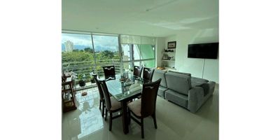 Este espectacular apartamento de 108 M2, ubicado en  Armenia, en el departamento del Quindío, es la opción ideal para aquellos que buscan vivir en un lugar cómodo, moderno y bien ubicado. Este inmueble ofrece amplios espacios y acabados de primera calidad.

Cuenta con 3 habitaciones con closet, la alcoba principal con baño, 1 baño auxiliar, sala comedor con balcon, cocina, zona de ropas, 2 parqueaderos y deposito.

Su excelente ubicación en una zona urbana cercana a centros comerciales, colegios y universidades, te permitirá tener acceso a todos los servicios y comodidades de la ciudad sin necesidad de hacer largos desplazamientos. Además, el edificio cuenta con seguridad las 24 horas del día, circuito cerrado de TV y acceso para personas con discapacidad.

Entre las áreas sociales del conjunto residencial, podrás encontrar  ascensores, salon social, parqueadero para visitantes, 2 jacuzzi, piscinas para adultos y para niños, sauna y gimnasio, ideales para relajarse y disfrutar de agradables momentos con tus seres queridos. Además, su ubicación exterior le permite tener una excelentevista, iluminación y ventilación natural.

Otras características que hacen de este apartamento una oportunidad única son la cercanía a supermercados colegios, universidades, centros comerciales, centros medicos y facilidad de acceso a transporte público.

No pierdas la oportunidad de vivir en este excelente inmueble y ser parte de la historia y tradición de la región cafetera colombiana. Contáctanos para más información y para agendar una visita al lugar. ¡Comienza a disfrutar de un estilo de vida único en este maravilloso apartamento en Armenia!
