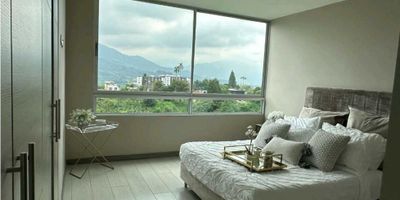 Se vende Derecho de apartamento en el exclusivo sector de Armenia, Quindío.
Este inmueble cuenta con un área total de 86M2, brindando un espacio cómodo y acogedor para vivir en familia. Situado en una zona tranquila y de fácil acceso, este apartamento se encuentra en un condominio moderno con todas las comodidades necesarias para disfrutar de una vida de calidad.
El apartamento consta de 3 habitaciones, cada una de ellas con  clósets y una excelente iluminación natural. Además, cuenta con 2 baños completos, uno de ellos ubicado en la habitación principal, sala comedor, 2 balcones uno en la habitacion principal y el otro en la sala, cocina integral equipada con barra americana, zona de ropas y parqueadero.

En cuanto a las características externas, este apartamento se encuentra en un conjunto residencial cerrado que va a contar con porteria y vigilancia 24/7, ascensor, piscinas sauna, turco , jacuzzi, salón comunal, gimnasio dotado, solarium, zona de mascotas y zonas deportivas.

El valor del derecho es de 560 millones y el pago debe de ser en efectivo. 

La entrega esta programada para el segundo semestre del 2025

 
