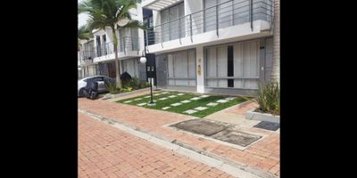 Esta magnífica casa ubicada en Fusagasugá, Cundinamarca, es una excelente oportunidad para aquellos que buscan un lugar perfecto para vivir. Con un área total de 110 M2, esta propiedad cuenta con todas las comodidades que necesitas para una vida cómoda y placentera.

La casa cuenta con 4 amplias alcobas, cada una con su propio baño y clóset, lo que garantiza privacidad y comodidad para cada miembro de la familia. Además, cuenta con un baño adicional para las visitas y un garaje para un vehículo, brindando comodidad y seguridad para tus desplazamientos.

El diseño interior de esta casa es simplemente extraordinario. Cuenta con un balcón que ofrece una hermosa vista a los alrededores, convirtiéndose en el lugar ideal para relajarse después de un largo día de trabajo. También cuenta con un baño en la habitación principal, lo que te brinda la comodidad que necesitas para esos momentos de privacidad.

La cocina es uno de los puntos más destacados de esta propiedad. Equipada con una moderna cocina integral y extractor, tendrás todo lo que necesitas para preparar tus comidas favoritas. Además, este espacio es ideal para compartir momentos en familia o con amigos, gracias a su amplia área social.

La ubicación de esta casa es ideal para aquellos que buscan una buena conexión con la ciudad y la naturaleza. Con acceso pavimentado, podrás llegar fácilmente a diferentes puntos de interés en la zona. Además, cuenta con transporte público cercano, asegurando una buena movilidad.

Otro aspecto a destacar de esta propiedad es su barbacoa o parrilla, perfecta para disfrutar de asados y reuniones al aire libre. Con un área privada de 110 M2, tendrás suficiente espacio para compartir con tus seres queridos en un ambiente relajado y tranquilo.

No esperes más y haz realidad el sueño de tener una casa propia en un lugar cálido y acogedor. Contáctanos ahora y haz realidad tu mayor deseo con esta casa en Fusagasugá, Cundinamarca. ¡Te encantará!
