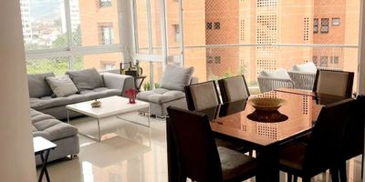 Para mayor información escribanos vía WhatsApp y uno de nuestros agentes inmobiliarios te atenderá.
Balcón,
Sala,
Comedor,
Baño social,
3 habitaciones principal con baño,
Baño de alcobas,
Star de TV o estudio,
Cocina tipo americano,
Zona de oficios,
Habitación del servicio con baño,
3 parqueaderos (2 en línea y 1 independiente),
Depósito.
Piscina,
Turco,
Sauna,
Juegos infantiles,
Gimnasio.
Sendero,
Parqueadero de visitantes.
