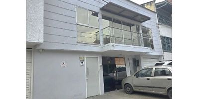 Se vende casa local comercial con una construcción levantada sobre un lote de terreno de excelentes proporciones que mide 10,52 metros de frente por 21,42 metros de fondo, y un área de 226,oo metros cuadrados. Tiene un área total construida de 363, metros cuadrados, distribuidos de la siguiente manera:
-Primer Piso; consta de un salón de espera, recepción, pasillo de circulación, cocineta, 6 consultorios, baño social, 2 baños, cuarto de escobas y sala de terapias.
-Segundo Piso; en el primer nivel tiene un pasillo de acceso, una bodega y escalas de acceso; en el segundo nivel consta de balcón, 4 oficinas, 2 salas de reuniones, loby, cocina abierta con comedor, patio, 2 baños y dos salas de grabación.
El inmueble se encuentra ubicado dentro de un sector próximo a la Avenida 33 y toda la actividad comercial que se presenta antes y después de la glorieta ‘Bulerías’ que se conecta con el Centro Comercial Unicentro, la propia UPB y otros centros influyentes de la zona.
