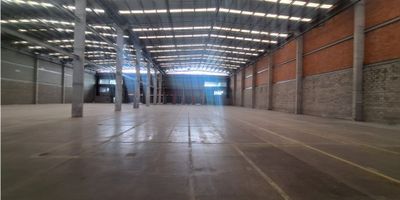 Se arrienda excelente bodega ubicada en el sector industrial de Fontibón, una de las zonas más estratégicas de Bogotá para el desarrollo logístico, de distribución e industrial, con cercanía a vías principales, aeropuerto y corredores de carga.

Características del inmueble:


 
 Área total construida: 2.264,08 m²
 
 
 Área de bodega: 1.812,79 m²
 
 
 Área de servicios: 167,42 m²
 
 
 Subtotal piso 1: 2.020,21 m²
 
 
 Área de oficinas:243,87 m²
 
 
 Altura libre de bodega: 11,70 m
 
 
 Capacidad eléctrica instalada: 150 kVA
 
 
 4 muelles de carga
 
 
 Área de parqueo para vehículos
 
 
 Infraestructura moderna, ideal para operaciones de gran escala
 


 
