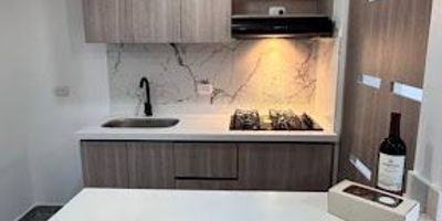 Disponible apartamento de 50 metros aproximadamente cuenta con 2 habitaciones, 2 baños, sala comedor, zona de ropas, piso en cerámica, balcón, ventanal, cocina integral, en unidad con portería 24 horas, ascensor, salón social, shoop de basuras y citófono, tiene muy buenas rutas de transporte y cerca ala cancha cimarrones 