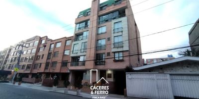 EL BATÁN Exclusivo apartamento en venta de 60 M2, ubicado en una de las zonas más tranquilas y seguras de Bogotá. La propiedad cuenta con dos habitaciones, dos baños completos, sala-comedor, cocina integral semiabierta, zona de lavado amplia, pisos laminados de muy buena calidad y además dos parqueaderos en línea cubiertos y depósito. El Batán se destaca por su ambiente residencial, su seguridad y su excelente ubicación, con fácil acceso a una amplia oferta de servicios, transporte público y comercios. A tan solo unos pasos de la Calle 127, la Avenida Suba y la Autopista Norte. Contáctanos para agendar tu visita y conocer esta excelente oportunidad. Cod: 911
