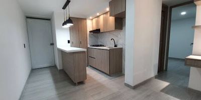 Apartamento en Oporto Club Residencial, conjunto residencial ubicado estratégicamente en el barrio Tibana Bogotá, cerca a puntos importantes como la Alcaldía local de Puente Aranda, Centro internacional y Polideportivo el Jazmín. Con vías cercanas como la calle 3ra, cra 38, calle 6ta.Este apartamento queda en un piso número 3, tiene un área de 40 m, cuenta con sala  comedor, balcón, cocina Integral, 1 baño y 2 habitaciones. El conjunto se beneficia de la cercanía a estaciones de TransMilenio y rutas de autobuses que permiten movilizarse fácilmente por la ciudad.Las paradas de autobuses más cercanas se encuentran en las carreras 38 y 36 con calle 1 y calle 2, y en la Avenida de las Américas