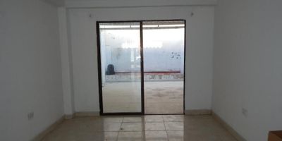 Descubre el hogar de tus sueños en esta hermosa casa dúplex en venta, en El Recreo, Cartagena. Ubicada en un tranquilo sector residencial cercano a las principales avenidas, esta propiedad te ofrece fácil acceso y cercanía a centros comerciales, supermercados, tiendas como Megatiendas, Olímpica, Ara y D1, además de droguerías y centros de salud. cuenta con un area de lote de 112M2. En el primer piso encontraras una amplia terraza, con capacidad para parquear un vehiculo, sala, comedor, cocina tradicional, baño auxiliar, cuarto y baño de servicio y un amplio ideal para realizar todo tipo de ampliaciones. En el segundo piso encontrarás un hall de alcobas, una habitación principal con baño incluido, 2 habitaciones auxiliares, 1 baño. Disfruta además de una espaciosa isla de parqueo,, tanque elevado. ¡Es el lugar perfecto!
