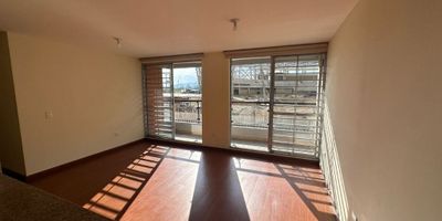 Descubre la elegancia y comodidad en este apartamento de 3 habitaciones y 2 baños. Disfruta de la iluminación natural que resalta su diseño interior con piso en madera y cocina integral. Relájate en el balcón con vista exterior y aprovecha el closet y el calentador a gas. Una combinación perfecta de confort y estilo en 69 metros cuadrados. ¡Haz de este lugar tu nuevo hogar!