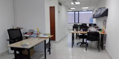 Oficina en arriendo en la ciudad de Barranquilla ubicado en el barrio Alto Prado, en un edificio con vigilancia privada las 24 Horas el edificio cuenta con 24 pisos y la oficina se encuentra ubicada en el piso 3, con un área aproximada de 43 mt2, buena distribución en sus áreas con buenos y modernos acabados, cuenta con baño, es fresco y acogedor, su entorno es tranquilo, con cómodas vías de acceso y facilidad al transporte publico cercano, sobre el sector puede encontrar, supermercados, restaurantes y el centro comercial villa country.