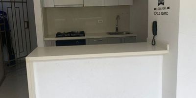 Descubre este apartaestudio de 50 metros cuadrados distribuidos en sala-comedor, cocina integral, 1 habitación, 1 baño, area de labores, este inmueble ofrece vista exterior y comodidades como piscina, gimnasio, salon social, ascensor y vigilancia privada 24/7 y 1 parqueadero. ¡Contáctanos para más información o agendar una visita!