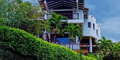 Se vende hermosa casa campestre en el sector de Arroyo Hondo es una propiedad con un área de 1500 m de lote y 630 construidos en el primer piso encontramos sala comedor con terraza cocina de la cena un estudio la alcoba de huésped y el coba de servicio patio interno con fuente y la zona de garaje doble dos baños sociales jacuzzi baño turco y tanque almacenamiento de agua muro y contención en piedra en el segundo piso encontramos tres habitaciones amplias con baño habitación para gimnasio zonas verdes con árboles frutales una habitación principal con vestir y balcón dos habitaciones auxiliares con baño y una sala de estar amplia para reuniones familiares tiene fachada en cemento pintada los pisos son en tableta de Barros rojo fino hecho a mano pisos en los alcohodas estudio en madera gras y puertas de madera techo en eternit deja de barro y vigas de madera tiene vigilancia 24 horas una hermosa vista al Valle