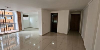 Codigo 29244. Apartamento en arriendo ubicado en Envigado sector Villa GrandeCaracterísticas• 3 Habitaciones (principal con vestier y baño privado) • 2 Baños • Sala–comedor • Biblioteca o estudio • Cocina cerrada integral • Zona de ropas • Balcón • Parqueadero sencillo • Cuarto útil • Área construida: 97 m² • Estrato: 5 • Piso 7 • 1 ascensor por torreDescripciónArrienda este cómodo y funcional apartamento ubicado en Villa Grande – San Lucas, uno de los sectores más atractivos y residenciales de Envigado. Su distribución permite integrar armoniosamente las áreas sociales con las privadas, logrando un ambiente ideal para familias o profesionales que buscan comodidad y buena ubicación.La zona social ofrece una sala–comedor amplia y luminosa, balcón con excelente ventilación, estudio independiente y una cocina cerrada integral equipada con cubierta a gas, campana y mesón en granito. La habitación principal cuenta con vestier, baño privado y cabina en vidrio templado, mientras que las habitaciones auxiliares disponen de clóset y pisos en cerámica.El conjunto residencial ofrece tranquilidad, zonas verdes y espacios pensados para el bienestar diario, en un sector con alta valorización dentro del mercado inmobiliario de Envigado.Entorno– Cerca de la Avenida Las Vegas – A pasos de McDonald’s Las Vegas – Próximo a los campos de fútbol Señor Gol – Acceso a transporte, comercio y zonas deportivasZonas comunesPortería 24 horas Gimnasio Piscina para adultos Sauna Zonas verdes Parqueadero de visitantesNota• Canon: $3.800.000 • Mascotas: Sí permite • Perfecto para quienes buscan equilibrio entre comodidad, tranquilidad y cercanía a servicios esenciales.