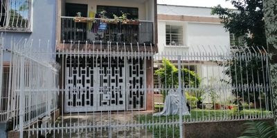 En una tranquila y apacible zona residencial se encuentra esta  casa de 200 metros cuadrados, con 4 habitaciones y 4 baños para brindarte el máximo confort y privacidad. Disfruta de la comodidad de un garaje cubierto, cuarto de servicio y baño auxiliar. La instalación de gas, despensa y closet te ofrecen funcionalidad y organización. El amplio patio es perfecto para relajarte al aire libre. Con supermercados, parques, colegios y transporte público cercanos, tendrás todo lo que necesitas a tu alcance. Vive la experiencia de un hogar completo y bien ubicado. Contáctame para más información: GLADYS ARCOS, 3157684810.