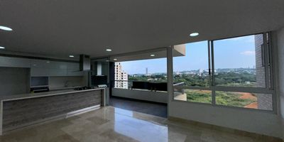 Vendo apartamento en Altos de ciudad jardín en conjunto, piso 8 con vista a los farallones de Cali  

Consta de 147 m2 
Baño social 
Zona de ropas con habitacion de servicio y baño 
Cocina integral americana con campana 
Zona bbq en balcón con vista a los farallones compartido con el comedor 
Sala con vista a los farallones 
3 habitaciones con baño privado 
Estudio 
Habitación principal con baño walking clóset y balcón 

Administración $798.000

Precio $990.000.000 

Conjunto residencial con piscina sin fin para adultos, zona de bronceo y piscina de niños 
Baño turco y sauna 
Sala de recibo 
Sala de juntas 
Sala de trabajo 

2 salones sociales 
Gym 
Salón de juegos y sala de juegos de mesa 
Cine 
Juegos infantiles al airé libre

Zona verde interna para pasear mascotas
