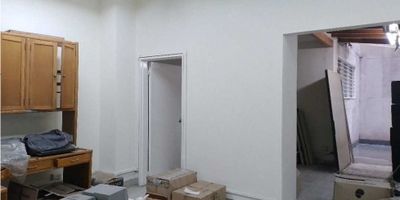 Te presentamos este encantador apartamento ubicado en una de las zonas más deseadas de Medellín, Antioquia. Con un área total de 60 M2 que incluye tanto la zona de terreno como la construida y privada, este inmueble ofrece espacio suficiente para una vida cómoda y acogedora.

Cuenta con 2 amplias alcobas que brindan privacidad y tranquilidad, ideal para familias, parejas o incluso para aquellos que buscan un espacio para sus actividades de trabajo. Además, el baño completo proporciona comodidad y funcionalidad en su diseño.

Su interior no deja nada que desear, ya que cuenta con clósets para organizar tus pertenencias y una moderna cocina integral que te permitirá preparar tus platillos favoritos con facilidad y estilo. Sin duda alguna, un apartamento perfectamente equipado para tu comodidad y bienestar.

Pero eso no es todo, su ubicación privilegiada le otorga un valor adicional a esta propiedad. Rodeado de parques cercanos, podrás disfrutar de la naturaleza y la tranquilidad en tu tiempo libre, además de estar ubicado en una zona residencial, lo que te brinda seguridad y una excelente calidad de vida.

No pierdas la oportunidad de ser dueño de este inmueble en una de las ciudades más hermosas de Colombia. Contáctanos ahora mismo y déjanos ayudarte a encontrar el hogar perfecto para ti. ¡Te esperamos!
