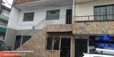  

¡Casa en venta en Itagüí – San Pío!
Vive cerca de todo:
Centros comerciales, estación del metro, colegios y más.

Características:


 5 alcobas
 1 baño
  sala
 Comedor
 Cocina integral
 Zona de ropas
 Plancha del área total (120 m²)


Ubicación estratégica y excelente conectividad.

Contáctanos:
301 481 4606 / 324 351 8103

 
