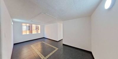 Casa en venta de 64m2, con vista interior, ubicado en un 2do piso (Torre 11 Apto 202), parqueadero comunal. Consta de 3 habitaciones, 2 baños, sala comedor, cocina integral y zona de lavandería. Tiene piso cerámico en todas sus zonas. El conjunto cuenta con zonas verdes, zona para niños, cancha de futbol, salón social, parqueadero comunal y vigilancia privada las 24 horas. Cerca a centros comerciales Parque Campestre y El Parque; cerca a almacenes de cadena como Surtimax, Ara y D1; cerca a colegio Bolívar de Soacha y Santa Ana; cerca a universidad Uniminuto y Cundinamarca; cerca a estación de Transmilenio San Mateo; Vías de acceso por la Autopista al Sur y Calle 5 Sur.
 h_property_nid_ref:  40795419575
 h_property_uuid_detail:  ef818bad-e2f3-4efd-b650-54a715c388aa
 ubicacion: Soacha,Malibú
 Inmueble ofertado por nuestro aliado HABI.