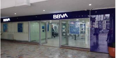 Local comercial con destinación y uso de oficina bancaria. Cuenta con oficinas, baños, cocina, zona de archivo. Vetustez 29 años. Vr. Admón. aproximada $1.075.500
