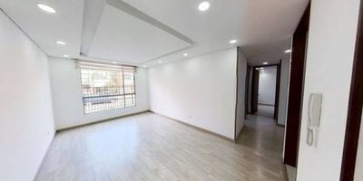 Apartamento en venta de 67m2, con vista exterior, ubicado en un 1er piso (Torre 33 Apto 103), parqueadero comunal. Consta de 3 habitaciones, 2 baños, sala comedor, cocina integral y zona de lavandería. Tiene piso cerámico en habitaciones, cocina y baños y laminado en zona social. El conjunto cuenta con parque infantil, zonas verdes, salón comunal y vigilancia privada las 24 horas. Cerca a centro comercial Catedral Plaza; cerca a almacenes de cadena como Ara y D1; cerca a colegio Colegio Francisco José; cerca a universidad Politécnico Grancolombiano; Vías de acceso por la calle 8 y diagonal 13.
 h_property_nid_ref:  45169776421
 h_property_uuid_detail:  9e173324-6073-41aa-a00f-20b473b5feee
 ubicacion: Zipaquirá,El Carmen
 Inmueble ofertado por nuestro aliado HABI.