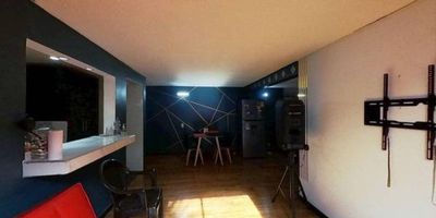 Este apartamento en venta de 67 m², ubicado en un segundo piso con vista interior, es una opción cómoda y funcional para disfrutar en familia. Ofrece 3 habitaciones, 1 baño, sala comedor, cocina integral y zona de lavandería, con piso laminado en las áreas sociales y habitaciones, y cerámico en cocina y baño para mayor durabilidad. Cuenta con parqueadero propio cubierto, y el conjunto brinda espacios pensados para el bienestar como salón comunal, zonas verdes, parque infantil, parqueadero comunal y vigilancia privada las 24 horas. Su ubicación es práctica y conveniente, cerca del Centro Comercial Acuarela, almacenes D1 y Ara, el Colegio Hunza Sede A y paraderos del SITP, con fácil acceso por la Calle 131C.
 h_property_nid_ref:  48892020500
 h_property_uuid_detail:  db9a6611-104b-4d91-a119-a55dce0b4d7c
 ubicacion: Bogotá,Los Naranjos
 Inmueble ofertado por nuestro aliado HABI.