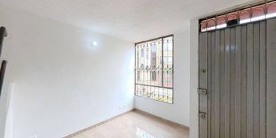 Casa en venta de 73m2, con vista interior, ubicado en la (Casa 156), acceso por hall del conjunto, parqueadero comunal. Consta de 3 habitaciones, 2 baños, sala comedor, cocina integral y zona de lavandería. Tiene piso cerámico en todas sus zonas. El conjunto cuenta con salón comunal, zonas verdes, parque infantil y vigilancia privada las 24 horas. Cerca a centro comercial Plaza Imperial; cerca a tiendas y supermercados de barrio; cerca a colegio  Compartir Suba - Sede A; cerca a paraderos del SITP; Vías de acceso por la Carrera 136A y Diagonal 151B.
 h_property_nid_ref:  15797698623
 h_property_uuid_detail:  4e69e171-f970-4305-84d6-0f8de991aa9b
 ubicacion: Bogotá,Sabana De Tibabuyes Norte
 Inmueble ofertado por nuestro aliado HABI.