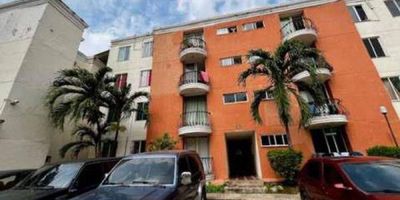 Inmueble con disposición esquinera con las siguientes dependencias: sala, comedor, cocina, 3 habitaciones,1 baño social,1 baño privado, zona de labores, estudio, balcón, terraza, bahía comunal. Vetustez 18 años. Vr. Admón Aprox. (Sin especificar)