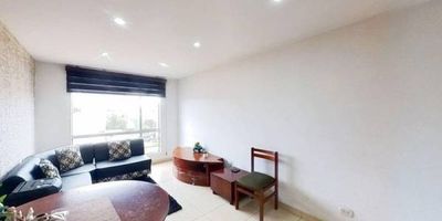 Este apartamento en venta de 60m², ubicado en un quinto piso con vista interior, ofrece una distribución cómoda y funcional con 3 habitaciones, 2 baños, sala comedor, cocina integral y zona de lavandería, todo con piso cerámico para un mantenimiento sencillo. Cuenta con parqueadero comunal y acceso por escaleras. El conjunto brinda espacios pensados para la familia, como salón social, parque infantil, amplias zonas verdes y vigilancia privada las 24 horas. Su ubicación es muy conveniente, cerca del centro comercial Megacity, de supermercados como Surtimax, Metro, D1 y Ara, de colegios como La Presentación y Francisco José de Caldas, así como de la universidad UNAD CCAV, con fáciles vías de acceso por la Calle 8 y la Transversal 21.
 h_property_nid_ref:  37182736975
 h_property_uuid_detail:  fec3e2ce-869a-47af-861f-f5de70988c08
 ubicacion: Zipaquirá,Algarra San Rafael
 Inmueble ofertado por nuestro aliado HABI.