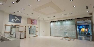 Dos locales comerciales con área de exhibición, dos vestier y Mezzanine: bodega, unidos físicamente jurídicamente independientes con disposición esquinera y vista interior, ubicados en el piso 3 o nivel dos cerca de los ascensores. Cuentan con buena iluminación y ventilación natural. Vetustez: 9
años. Vr. Admón.:  $3.842.218.