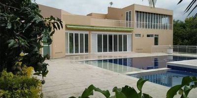 Área Terreno: 1249,8 m2. Predio esquinero de 2 niveles: Nivel 1: Sala comedor, cocina, cuarto de servicio con baño privado,  patio de ropas, 6 garajes (4 cubiertos 2 uso exclusivo), zona de entretenimiento ( piscina, jacuzzi, sauna, tina de hidromasaje y zonas verdes), 3 habitaciones (con closet y baño privado), Baño social, Nivel 2: habitación principal (vestier, baño privado, terraza). Vetustez: 8 años Vr. Admón. $1.434.700.