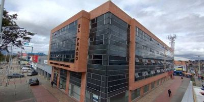 Edificio con disposición esquinera con tres frentes con  las siguientes dependencias: locales comerciales, oficinas, 2 baños privados, 10 baños sociales, 4 cocinas, ascensor, escaleras y  36 garajes sencillos cubiertos. Vetustez 14 años. Inmueble con  algunos locales en arriendo.