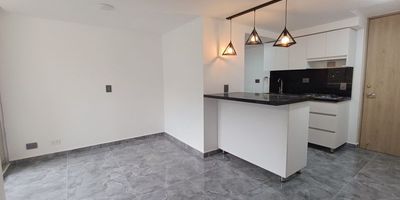 Codigo 29247. Apartamento en arriendo ubicado en La Estrella sector La aldeaCaracterísticas• 3 Habitaciones (principal con baño privado) • 2 Baños • Sala–comedor • Cocina abierta integral • Zona de ropas • Balcón • Red de gas • Servicios públicos • Área construida: 60 m² • Piso 1 • 2 ascensores por torre DescripciónDisfruta de un apartamento nuevo, fresco y funcional en la tranquila zona de La Aldea – La Estrella, un sector residencial en crecimiento con excelente proyección. Su sala–comedor se integra con un balcón con buena ventilación, ideal para relajarse y disfrutar de la vista del entorno. La cocina abierta integral está equipada con cubierta a gas, campana y mesón en Quarztone, aportando modernidad y durabilidad.El área privada cuenta con 3 habitaciones con clóset; la principal incluye su propio baño para mayor comodidad. El apartamento incorpora zona de ropas independiente, red de gas y distribución eficiente que optimiza cada espacio.Una excelente opción para familias jóvenes o quienes buscan vivir en un proyecto moderno, completo y con zonas comunes amplias.Entorno– Cerca del Colegio El Concejo La Estrella – Sector residencial tranquilo – Buen acceso a transporte y vías principales hacia el sur del Valle de AburráZonas comunesPortería 24 horas Parque infantil Gimnasio Salón social Piscina adultos Piscina niños Zonas verdes Zona de mascotasNota• Canon: $1.850.000 • Mascotas: Sí permite