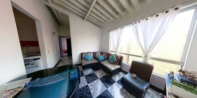 Apartamento en venta de 43m2, con vista interior, ubicado en un 6to piso (Torre 9 Apto 602), parqueadero comunal. Consta de 3 habitaciones, 1 baño,  sala comedor, cocina integral y zona de lavandería. Tiene piso cerámico en todas sus zonas.  El conjunto cuenta con zonas verdes, zona infantil, salón social, bicicleteros y vigilancia privada las 24 horas. Cerca a centros comerciales Prado Verde, Miraflores y Jardín Verde; cerca a almacenes de cadena como D1 y Colsubsidio; cerca a colegio Soacha la Unidad, Holguín y Chiloé; cerca a universidad UNAD; Vías de acceso por la Carrera 38 y Transversal 40.
 h_property_nid_ref:  49042915591
 h_property_uuid_detail:  3a2dba7b-01d4-42d4-8075-d9d87e4cfac6
 ubicacion: Soacha,Ciudad Verde
 Inmueble ofertado por nuestro aliado HABI.