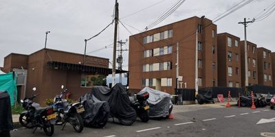 ¿Buscas un refugio tranquilo y acogedor en el corazón de Medellín? Descubre este apartamento de 42 m² en el barrio de San Antonio de Prado.
Disfruta de una distribución práctica y funcional, con 2 cómodas alcobas y 2 amplios closets para mantener todo en orden. La cocina semi-integral y la sala-comedor te brindarán la comodidad que mereces.
Destaca el piso de cerámica, que aporta elegancia y fácil mantenimiento a cada rincón. Además, cuenta con calentador y una práctica zona de ropas para mayor conveniencia.
La ubicación es inmejorable, con colegios, centros comerciales y transporte público a tu alcance. Disfruta de la tranquilidad del barrio, mientras te mantienes conectado con la dinámica de la ciudad.
¡No dejes pasar esta oportunidad de vivir en un espacio acogedor y moderno! Contacta ahora para conocer más detalles y programar una visita.