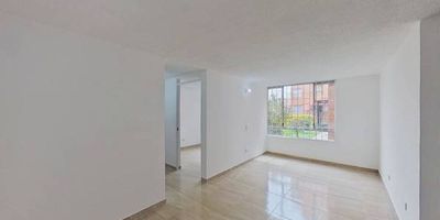 Apartamento en venta de 46M², con vista interior, ubicado en un 1er piso (Torre 27Apto 104), acceso por hall de acceso, parqueadero comunal. Consta de 2 habitaciones, 1 baño, sala comedor, cocina integral y zona de lavandería. Tiene piso cerámico en todas sus zonas. El conjunto cuenta con zonas verdes, zona infantil, salón comunal y vigilancia privada las 24 horas. Cerca a centro comercial Primavera Plaza; cerca a almacenes de cadena Tiendas D1; cerca a Gimnasio Académico Cervantes; cerca a universidad Uniminuto; cerca a estación de Transmilenio Quirigua; Vías de acceso por la Calle 72 y Carrera 89.
 h_property_nid_ref:  38675388258
 h_property_uuid_detail:  0c612d4f-6ad8-4654-94ce-93103d061db4
 ubicacion: Bogotá,Villas del Progreso
 Inmueble ofertado por nuestro aliado HABI.