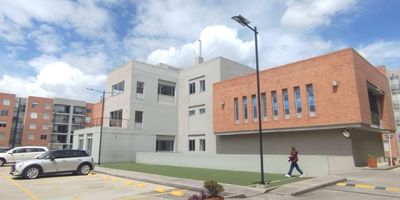 ¡Bienvenido a tu nuevo hogar! Este moderno apartamento de 65 m² el cual cuenta con tres habitaciones, dos baños y un parqueadero descubierto. Se encuentra ubicado en Cajicá, ofreciendo vista exterior e incidencia solar tarde. El espacio se distribuye de la siguiente manera: sala comedor con balcón, baño social, tres alcobas con closet, principal con baño privado y Vestier, estudio cocina integral a gas barra tipo americana y Zona de lavandería, ideales para descansar y disfrutar de la tranquilidad. funcionalidad. Parqueadero cubierto piso tres con ascensor. Cerca a universidades, colegios y centros comerciales, principales vías de acceso Cra 6 , Vía Cajica -Zipaquira, otras. Zonas sociales:Pendientes de entrega. Este apartamento combina comodidad, vistas espectaculares y un ambiente acogedor. ¡No te pierdas la oportunidad de conocerlo! Cod: 5286