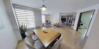 Apartamento en venta de 112m2, con vista exterior, ubicado en un 4to piso (Apto 403), acceso por ascensor, parqueadero propio cubierto (22). Consta de 2 habitaciones, 2 baños, sala comedor, cocina integral, zona de lavandería, habitación y baño de servicio. Tiene piso cerámico en habitaciones, baños y cocina y laminado en zona social. El Edificio cuenta con terraza y vigilancia privada las 24 horas. Cerca a centro comercial Villa Country y Le Meridiem Golf; cerca a almacenes de cadena como Olimpica, Ara y D1; cerca a colegio Sagrado Corazón De Jesús y Nuevo Colegio del Prado; cerca a Paraderos de Transmetro; Vías de acceso por la carrera 57 y calle 76.
 h_property_nid_ref:  38334726811
 h_property_uuid_detail:  7e4a7ee0-9da8-4805-9d30-0519bcd15bda
 ubicacion: Barranquilla,Altos del Prado
 Inmueble ofertado por nuestro aliado HABI.