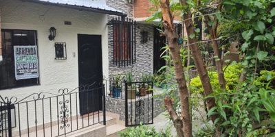 CASA EN ARRIENDO, BUENOS AIRES - SECTOR QUINTA LINDA A UNA CUADRA DE LA IGLESIA SAN JUAQUIN Y SANTA ANA 
Esta acogedora casa de tres niveles ubicada en el sector de Quinta Linda ofrece espacios amplios, excelente distribución y zonas ideales para disfrutar en familia. Perfecta para quienes buscan comodidad, ventilación y un entorno residencial tranquilo.
COMODIDADES
Nivel 1Alcoba 1 con baño privado y clósetSala comedor con excelente iluminaciónCocina integral con red de gasPatioCuarto útil 
Nivel 2Alcoba 2 con ClosetAlcoba 3Star y ClosetBaño social 
Nivel 3Terraza Zona de Ropas 
Beneficios y UbicaciónLa casa se encuentra en una zona residencial tranquila, con fácil acceso a servicios y transporte:
A pocas cuadras de rutas de transporte públicoCercanía a supermercados, tiendas de barrio y comercio localPróxima a instituciones educativas y parques del sectorExcelente conectividad hacia vías principalesZona segura, residencial y de alta valorización
INFORMACION COMERCIALYANI CUERVO ASESOR