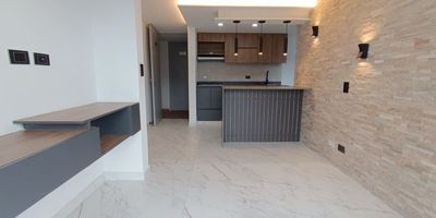 Codigo 29248. Apartamento en arriendo ubicado en La Estrella sector La inmaculada 1Características• 2 Habitaciones (principal con baño privado) • 2 Baños • Sala–comedor • Cocina abierta integral • Zona de ropas • Balcón • Red de gas • Servicios públicos • Área construida: 50 m² • 2 ascensores por torre • Piso 4DescripciónArrienda este acogedor y funcional apartamento ubicado en La Inmaculada – La Estrella, un sector tranquilo, residencial y con excelente acceso a servicios cotidianos. Su zona social integra sala–comedor con un balcón de buena ventilación, perfecto para disfrutar de la vista y la luz natural.La cocina abierta integral incluye cubierta a gas, campana y mesón en Quarztone, ofreciendo un diseño moderno y práctico. La habitación principal cuenta con clóset y baño privado, mientras que el inmueble dispone de un segundo baño completo que sirve a las áreas sociales y a la habitación auxiliar.Un apartamento ideal para parejas, estudiantes o quienes buscan un hogar bien distribuido en un entorno con amplia oferta de zonas comunes.Entorno– A pasos del Colegio Canadiense – Cerca de tiendas D1 – Sector residencial con acceso a rutas y serviciosZonas comunesPortería 24 horas Parque infantil Gimnasio Salón social Zona BBQ Piscina adultos Piscina niños Turco Zona de mascotasNota• Canon: $1.700.000 • Mascotas: Sí permite • Excelente oportunidad para quienes buscan economía, comodidad y zonas comunes completas.